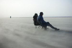 visages-villages-normandie-avjr-plage-brume-chaises-profil